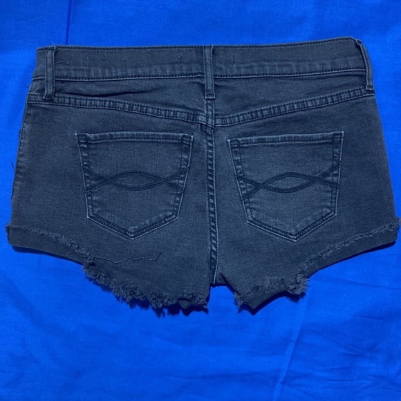 Abercrombie & Fitch Black Fringed Low Rise Denim Shorts. Size. 2 W 26. - Picture 2 of 6